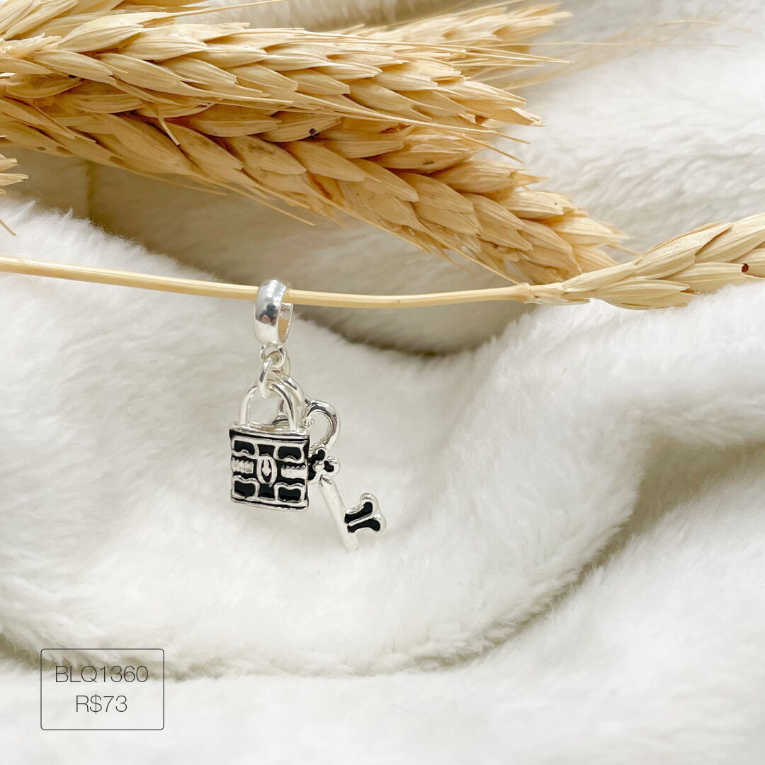 Berloque Cadeado e Chave Preta Pendurado Esmaltado Prateado